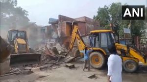 டெல்லியில் தமிழர்களின் வீடுகள் ஜேசிபியால் இடிப்பு.. கண்ணீரில் ‛மதராஸி கேம்ப்’.. என்ன காரணம்? 