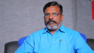  திருமாவளவன் மீது பூக்கள் தூவ ஹெலிகாப்டர்.. 5 நிமிட வாடகை மட்டும் ரூ.9 லட்சம்.. அதிர வைக்கும் விசிக!