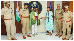 அந்த மனசுதான் சார் கடவுள்.. டாக்ஸியில் பெண் விட்டுச்சென்ற நகை, பணம்.. டிரைவர் செய்த சூப்பர் சம்பவம்