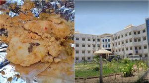 திருவாரூர் அரசு மருத்துவக் கல்லூரி தனியார் கேண்டீனில் இட்லி சாம்பாரில் என்ன அது.. ஆடிப்போன கர்ப்பிணி