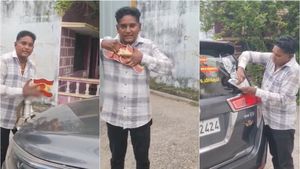 'ஒன்சைடு ஆனந்த்'.. விஜய் படத்தை, கட்சி கொடியை உடைத்து வீசிய திருவண்ணாமலை தவெக நிர்வாகி  