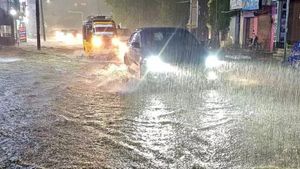 Rain: இரவு 10 மணி வரை 11 மாவட்டங்களில் மழை வெளுக்கப்போகுது.. லிஸ்ட்ல உங்க ஏரியா இருக்கா பாருங்க!