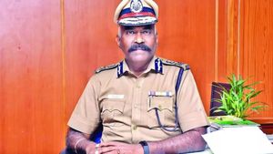  ஒரே நபரை 4 பேர் விசாரிக்க கூடாது.. போலீசாருக்கு ஏடிஜிபி டேவிட்சன் தேவாசீர்வாதம் அதிரடி உத்தரவு!