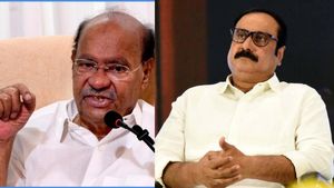 என் பெயரை பயன்படுத்த கூடாது! இனிஷியலை வேணா போட்டுக்கோங்க! அன்புமணிக்கு ராமதாஸ் எச்சரிக்கை 
