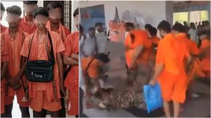 பல்லிளிக்கும் தேச பக்தி.. CRPF வீரரை புரட்டிய எடுத்த காவி உடையில் வந்த பக்தர்கள்! உ.பியில் ஷாக்