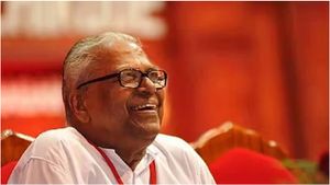 சாதாரண தொழிலாளி டு முதலமைச்சர்! மொத்த கேளராவும் கொண்டாடிய ஆளுமை.. வி.எஸ்.அச்சுதானந்தன் மறைந்தார்