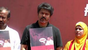 இப்போ மன்னிப்பு கேட்கணுமா?  வேண்டாமா? பாவம் அவரே கன்ஃப்யூஸ் ஆயிட்டாரு! விஜயை கலாய்க்கும் நெட்டிசன்ஸ் 