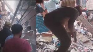 சீட்டு கட்டுப்போல் சரிந்த 4 மாடி கட்டடம்.. இடிபாடுகளில் சிக்கியவர்களின் நிலை என்ன? அதிர்ந்த டெல்லி