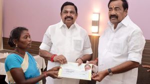 உதவி கேட்ட பெண்.. ரூ.50 ஆயிரத்தை தூக்கி கொடுத்த எடப்பாடி பழனிச்சாமி.. சுற்றுப்பயணத்தில் நெகிழ்ச்சி