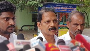 தஞ்சையில் திமுக முன்னாள் அமைச்சரின் பெயரை பயன்படுத்தி நிலத்தை அபகரிக்க முயற்சி..  விவசாயி புகார் 