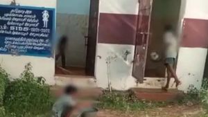 புதுக்கோட்டையில் அரசு பள்ளி கழிவறையை சுத்தம் செய்த மாணவர்கள்.. வைரலான வீடியோ! தலைமை ஆசிரியை விளக்கம்