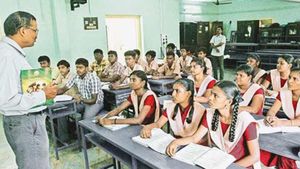 10 ஆண்டுகளில் 89,441 அரசுப் பள்ளிகள் மூடல்.. தமிழ்நாட்டின் நிலை என்ன? அசத்திய தென் மாநிலங்கள்!