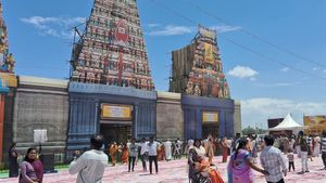 முருகன் மாநாட்டில் பாருங்க.. போஸ் கொடுத்து நின்ற நிகிதா.. கூடவே யாருங்க இது.. இந்த போட்டோவை பாருங்க 