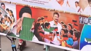 உதயநிதி ஸ்டாலின் பேனரை கிழித்து எறிந்த பாமகவினர்.. 3 பேரை தட்டித் தூக்கிய போலீசார்!