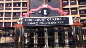 காதலிக்கும் போது உடலுறவு! பிறகு பிரேக் ஆப் ஆனால் அதை பலாத்காரமாக கருத முடியாது! கேரள ஐகோர்ட் கருத்து