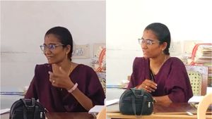 கலங்கி நின்ற கோவில்பட்டி பில் கலெக்டர்.. தூத்துக்குடியில் ஒரே நாளில் மாறிய தலையெழுத்து 