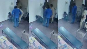 தேனி காவல் நிலையத்தில் ஆட்டோ ஓட்டுநர் மீது கொடூரத் தாக்குதல்.. வெளியான சிசிடிவி.. போலீசார் டிரான்ஸ்பர்
