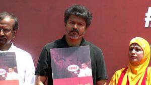 SORRY வேண்டாம்.. நீதி வேண்டும்! கருப்பு உடையில் ஸ்டாலின் போட்டோவோடு விஜய்! ஸ்தம்பித்த சிவானந்தா சாலை