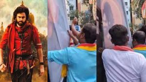 கன்னட மொழி இல்லை.. பெங்களூரில் பவன் கல்யாணின் திரைப்பட பேனரை கிழித்து எறிந்த கன்னட அமைப்பினர்