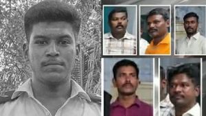 அஜித்குமார் மரணம்! கைதான 5 காவலர்களின் குடும்பத்தினர் திருப்புவனம் காவல் நிலையத்தை முற்றுகை 