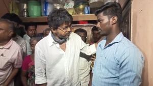 அஜித் குமார் குடும்பத்தினரிடம் “என்ன உதவி வேண்டுமானாலும் செய்ய தயார்” என கூறிய விஜய்.. நவீன் பேட்டி!