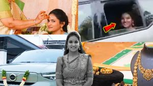 மலர்ந்த சிரிப்போடு ரூ.70 லட்சம் மதிப்புள்ள வால்வோ காரில் பயணித்த ரிதன்யா.. வீடியோ காட்சிகளால் சோகம்!