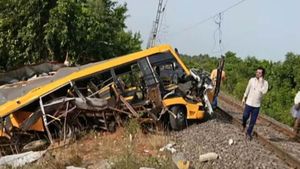 கேட் கீப்பர் தூங்கிவிட்டாரா? கடலூரில் பள்ளி வேன் மீது ரயில் மோதி விபத்து! நேரில் பார்த்தவர் தகவல்