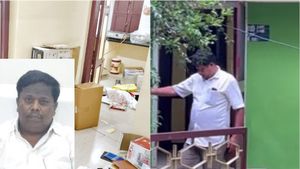 தேனி அல்லிநகரம் நகராட்சி ஆணையர் வீட்டின் பூட்டை உடைத்த லஞ்ச ஒழிப்பு போலீஸ்.. பின்னணி என்ன?