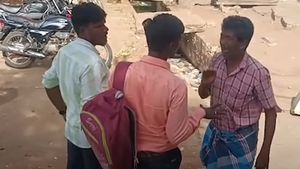 திருச்சி வங்கியின் பார்க்கிங் ஏரியாவில்.. கடனை கட்டாத விவசாயி இருந்த கோலம்.. ஓடி வந்த பொதுமக்கள் 