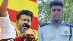  சிவகங்கை இளைஞர் கஸ்டடி மரண விவகாரம்: அஜித் குமார் வீட்டுக்கு நேரில் சென்ற விஜய்!
