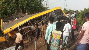 கடலூரில் பள்ளி வேன் மீது திருச்செந்தூரில் இருந்து வந்த ரயில் மோதியது.. 2 மாணவர்கள் பலி