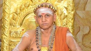 மதுரை ஆதீனத்துக்கு எதிராக இளைய ஆதீனம் திடீர் உண்ணாவிரத போராட்டம்.. சலசலப்பு!