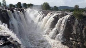 காவிரி ஆற்றில் நீர்வரத்து விநாடிக்கு 50,000 கன அடியாக அதிகரிப்பு.. ஒகேனக்கல் அருவியில் குளிக்க தடை!