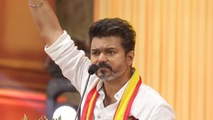 தேதி மாற்றப்படும் தவெக மதுரை மாநாடு.. நாளை அறிவிக்கிறார் விஜய்.. ஏன் இந்த மாற்றம்? வெளியான தகவல்!