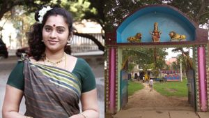 பிரபல நடிகை சந்தியா போட்ட கன்றுக்குட்டி வீடியோ.. சென்னை சீதாம்மன் கோயிலில் எருமை குட்டியை? உண்மையா?
