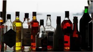  Liquor price: மது பாட்டிலுக்கு கூடுதல் கட்டணம்! தமிழ்நாடு பாணியில் கேரளா.. சூழலியலை காக்க தீவிர முயற்சி