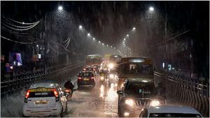 Chennai rain: சென்னை மக்களே உஷார்.. நைட்டு வெளியே வராதீங்க! ரவுண்டு கட்டி அடிக்கும் மழை!
