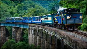 Nilgiris tourist centers: நீலகிரியில் அனைத்து சுற்றுலா மையங்களும் மூடல்.. அவசர உதவி எண்கள் வெளியீடு!