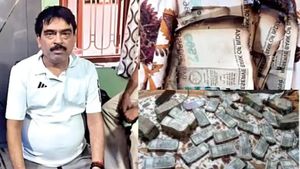 ரூ.3 கோடி ரூபாயை தீயிட்டு எரித்து கழிவறையில் கொட்டிய தம்பதி.. ஆடிப்போன அதிகாரிகள்.. பின்னணி