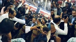 கூலி படத்திற்கு குழந்தைகளுடன் சென்ற பெற்றோர்.. தடுத்த கோவை திரையரங்கம்.. ரணகளமான பிரபல மால்