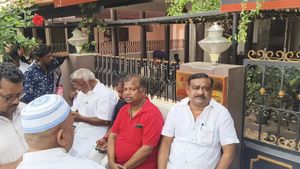 ஈடி ரெய்டுக்கு இடையே.. அமைச்சர் ஐ பெரியசாமி வீட்டிற்கு வந்த ஓபிஎஸ் ஆதரவாளர்.. திமுகவில் இணைகிறாரா? 
