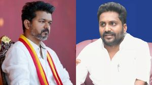 ராஜீவ் காந்திக்கு கோபம்.. கேரவனுக்குள் ஒளிந்து படம் காட்டும் விஜய்! தொண்டனை சித்ரவதைப்படுத்தி மாநாடா