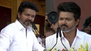  பெயரை கூட எழுதி வைத்து படிக்கிறாரே விஜய்.. போட்டோவை லீக் செய்த கருப்பு ஆடு.. கடுப்பான தவெக 
