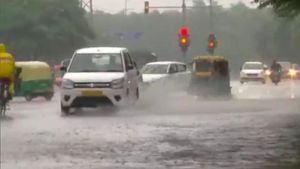 Delhi Rain: டெல்லியில் வெளுத்து வாங்கும் கனமழை.. முடங்கிய விமான சேவைகள்.. பயணிகளுக்கு பறந்த வார்னிங்