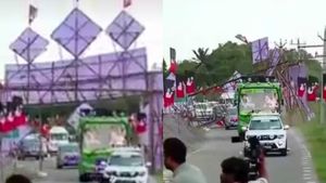 நூலிழையில் தப்பிய எடப்பாடி பழனிச்சாமி.. வரவேற்பு பேனர் சரிந்து விழுந்ததால் பரபரப்பு.. என்ன நடந்தது?