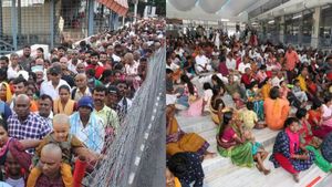 Tirupati : திருப்பதியில் எல்லா அறைகளும் நிரம்பிடுச்சே! சர்வ தரிசனத்திற்கு 24 மணி நேரமா?