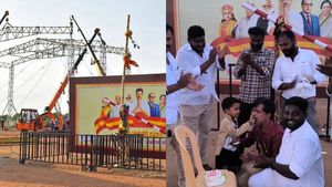 டூரிஸ்ட் ஸ்பாட்டாக மாறும் தவெக மதுரை மாநாட்டு திடல்.. மகனின் பிறந்தநாளைக் கொண்டாட வந்த தொண்டர்!