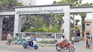 17 கோடியை அமுக்கிய அதிகாரிகள்.. மக்கள் பணத்தை லபக்கிய மனோகரன்? திண்டுக்கல் மாநகராட்சியில் மெகா ஊழல்!