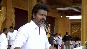 ஓபனிங்களயே சொதப்பிட்டாரே விஜய்! வேட்டையாடி மட்டும் தான் சிங்கம் சாப்பிடுமா? உண்மை வேறு!