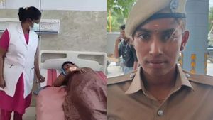 ஆட்டோவில் வலியால் துடித்த கர்ப்பிணி.. பதறாமல் பிரசவம் பார்த்த பெண் போலீஸ்.. குவியும் பாராட்டு!